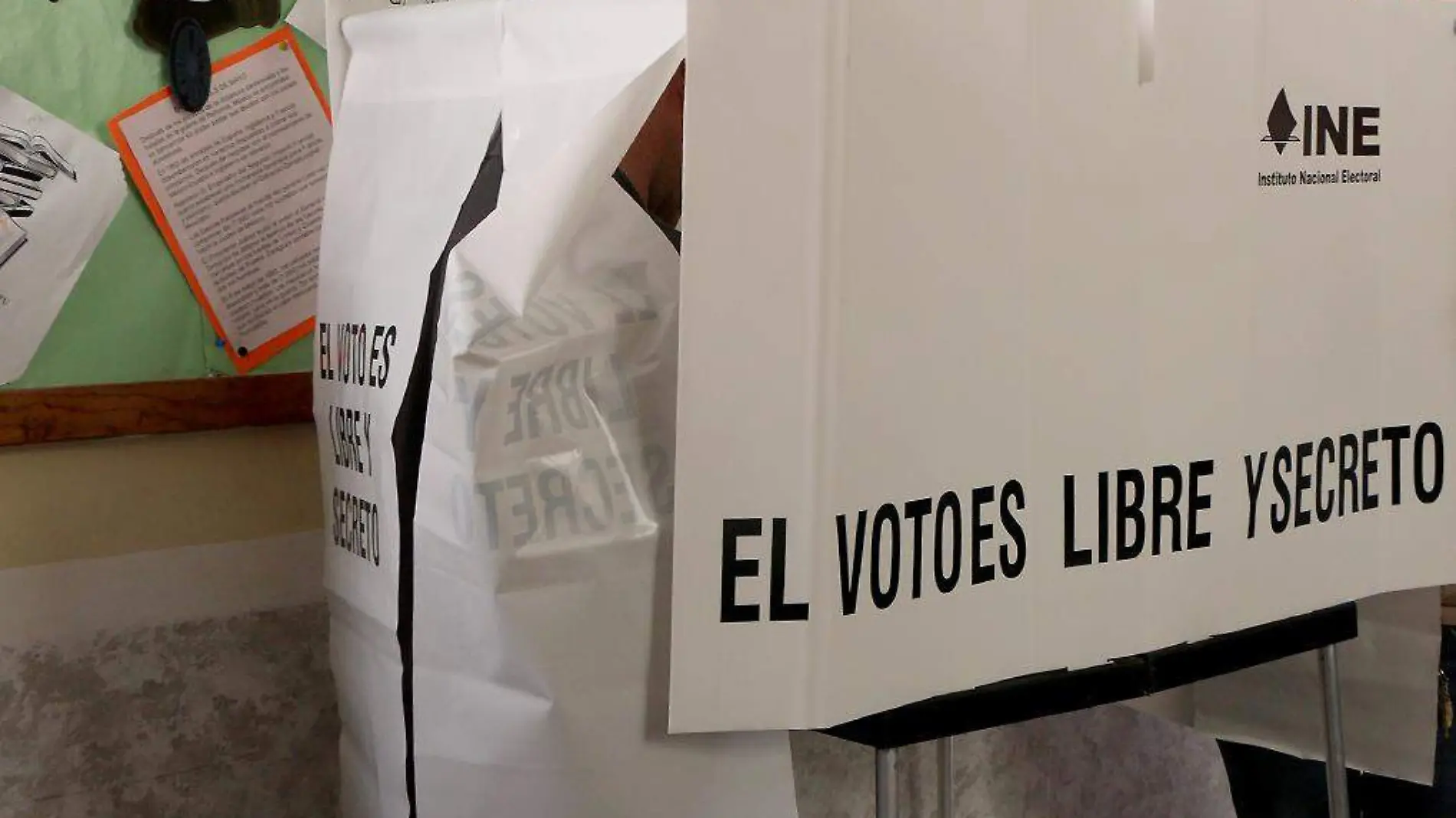 Persona en urna de votaciones